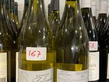 plusieurs bouteilles de vin sont alignées sur un comptoir
