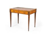 une vieille table en bois sur laquelle sont posés des tiroirs