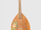 un gros plan d'une mandoline sur fond blanc