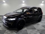 une photo d'un 4x4 noir garé dans un garage