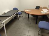 une pièce avec une table, des chaises et un lit