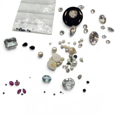 many different types of stones and stones on the table