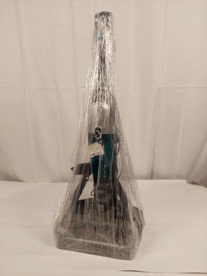 une bouteille de vin emballée dans du plastique sur une table