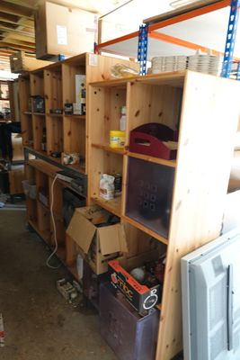 une pièce remplie de cartons et d'étagères