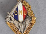 une image représentant un pin's avec une statue tenant une épée