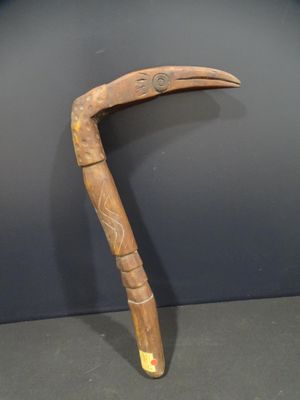Casse-tête dans le style des casse-tête kanak à bec d’oiseau…
