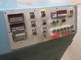a machine that is sitting on the floor in the room