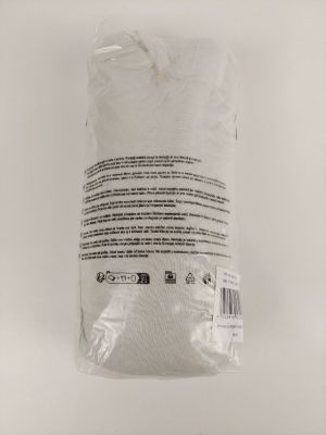 un gros plan d'un paquet de papier toilette posé sur une surface blanche