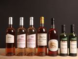 plusieurs bouteilles de vin sont alignées sur une table