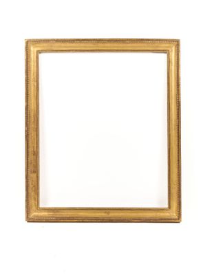 un cadre doré sur un mur blanc, avec un fond blanc
