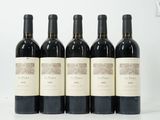 six bouteilles de vin sont alignées sur une table