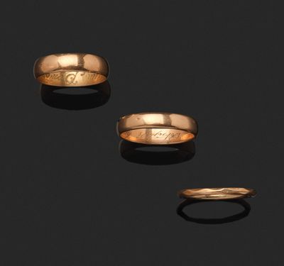 trois alliances en or et une bague