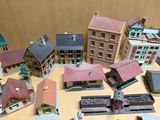de nombreuses petites maquettes de bâtiments posées sur une table