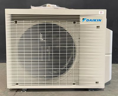 Le climatiseur Daikin est propre et prêt à l'emploi.