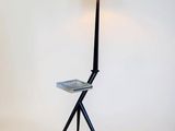 une image représentant une lampe posée sur un trépied