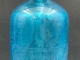 une image représentant une bouteille en verre bleue munie d'une poignée en métal