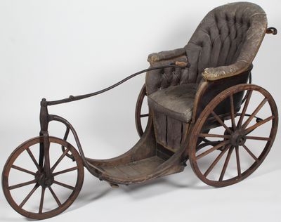 une calèche à l'ancienne posée sur une surface blanche