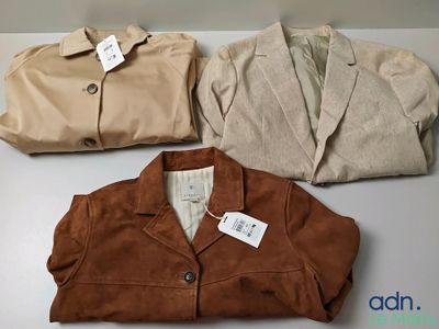 trois vestes pour homme posées les unes à côté des autres sur une table