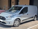 une camionnette argentée garée devant un immeuble