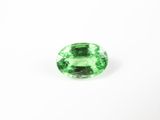 des tourmalines vertes sur fond blanc