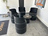 une pièce dans laquelle se trouvent plusieurs chaises et une table