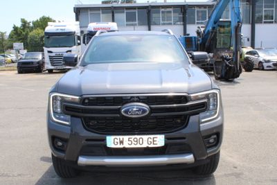un camion qui est garé dans un parking