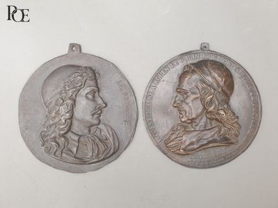 Ensemble de deux grands médaillons en fonte de fer comprenan…