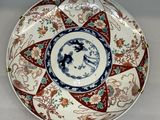 une assiette avec un dessin sur une table