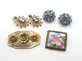 trois bijoux, dont une broche, une broche et une broche