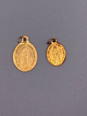 deux médailles d'or représentant la Vierge de Guadalupe et la Vierge de Guadalupe