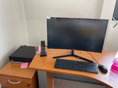 un bureau d'ordinateur équipé d'un clavier, d'une souris et d'un écran