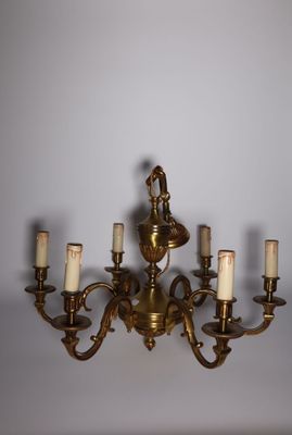 un lustre comportant cinq bougies sur chacune de ses branches