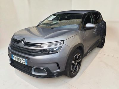 le nouveau suv de citrole est garé dans une salle d'exposition
