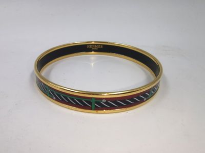 gros plan d'un bracelet sur une surface blanche
