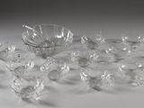 de nombreux bols en verre transparent disposés sur une table