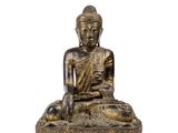 une statue de Bouddha assis sur un rocher