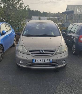 des voitures garées les unes à côté des autres sur un parking par temps nuageux