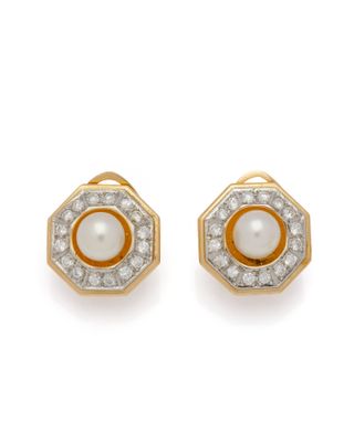 une paire de boucles d'oreilles en perles et diamants