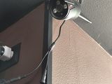 une caméra fixée au mur d'une pièce