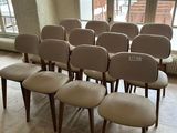 six chaises alignées devant une fenêtre