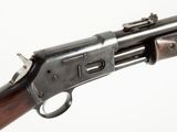 gros plan d'un fusil sur fond blanc