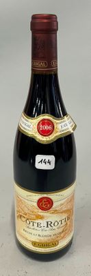 des bouteilles de vin posées sur une table, avec leurs étiquettes