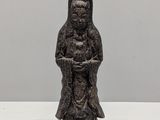 une statue ancienne d'une femme tenant un bébé dans ses bras
