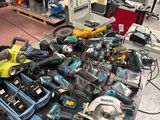 un grand nombre d'outils posés sur une table