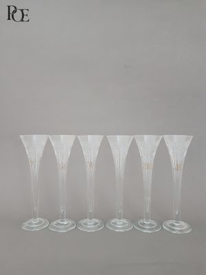 six verres à vin sont alignés sur une table