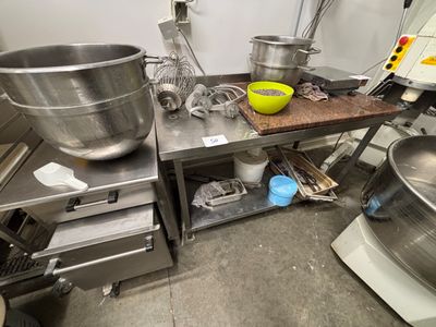 une photo d'un coin cuisine avec un mixeur et d'autres appareils