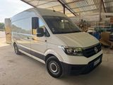 La camionnette blanche est garée dans le garage de l'immeuble