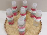 six flacons de lotion posés sur un plateau