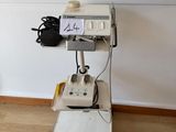 une machine posée sur un chariot au sol