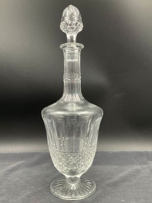 un gros plan d'une bouteille en verre transparent posée sur une table
